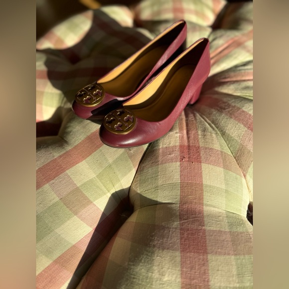 TORY BURCH JANEY 50 MM GOLD LOGO  PUMP HEEL RED AGATE 606 LEATHER  Sz 5 - Picture 6 of 6